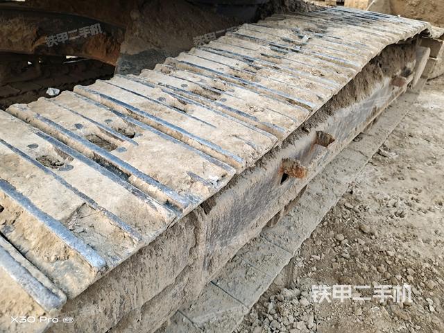 單側(cè)履帶整體(整機外觀) 單側(cè)履帶整體(整機外觀)
