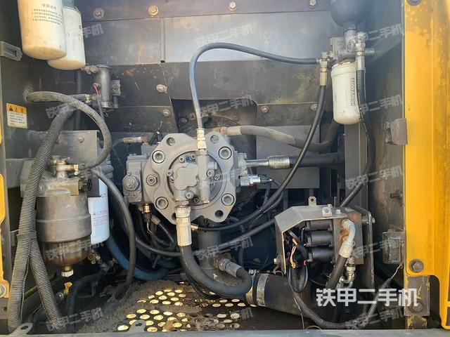 液壓泵艙室正面整體(整機(jī)外觀) 液壓泵艙室正面整體(整機(jī)外觀)
