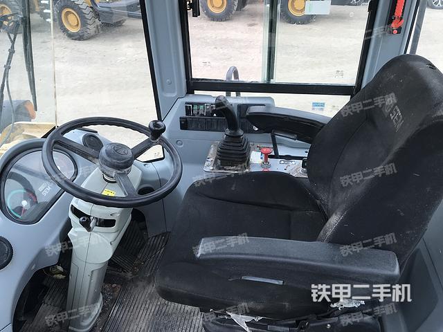 駕駛室工作臺(tái)（整機(jī)外觀及大件）