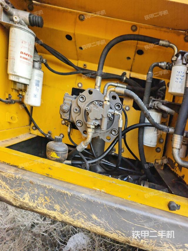 液壓泵艙室正面整體(整機外觀) 液壓泵艙室正面整體(整機外觀)