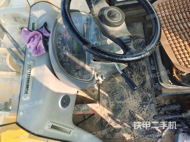 駕駛室內(nèi)部(駕駛室部分) 駕駛室內(nèi)部(駕駛室部分)