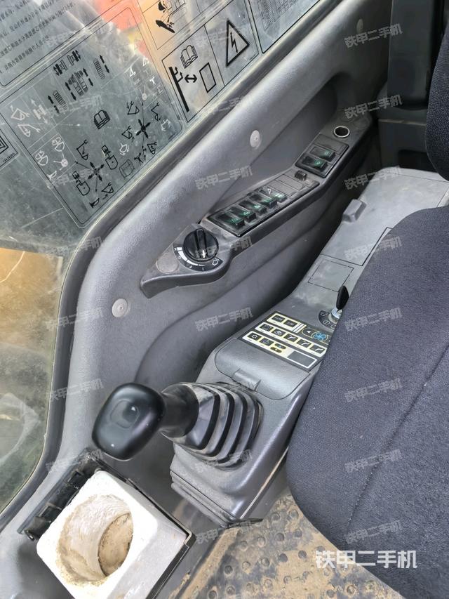 座椅右側(cè)控制臺(tái)/鑰匙門/油門/含右手柄（駕駛室部分）