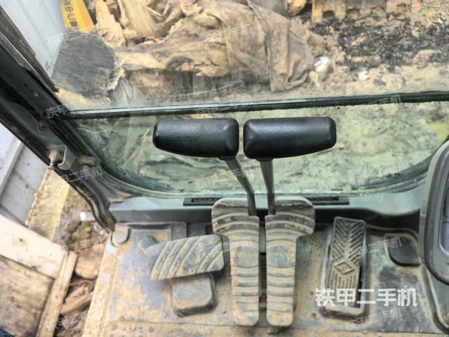 行走控制手柄和踏板?俯拍（駕駛室部分）