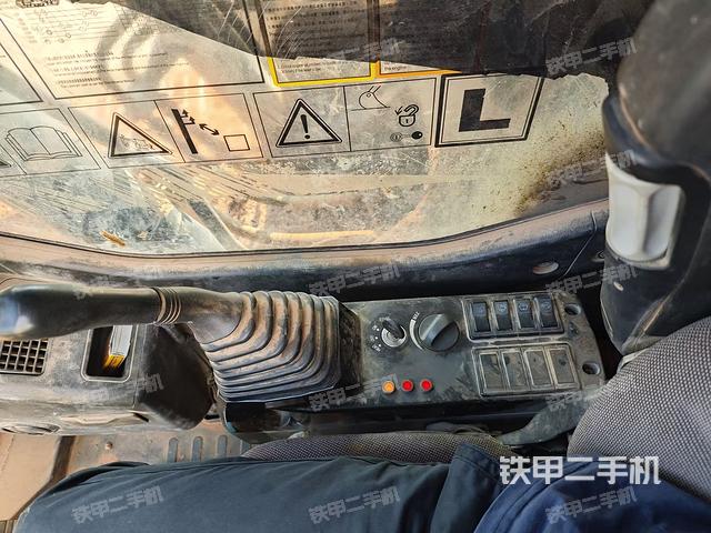 駕駛室整體(整機(jī)外觀) 駕駛室整體(整機(jī)外觀)