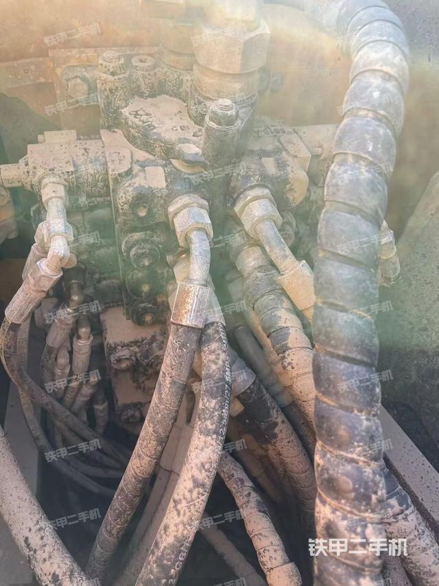 回轉(zhuǎn)馬達(dá)和主控閥（整機(jī)外觀）