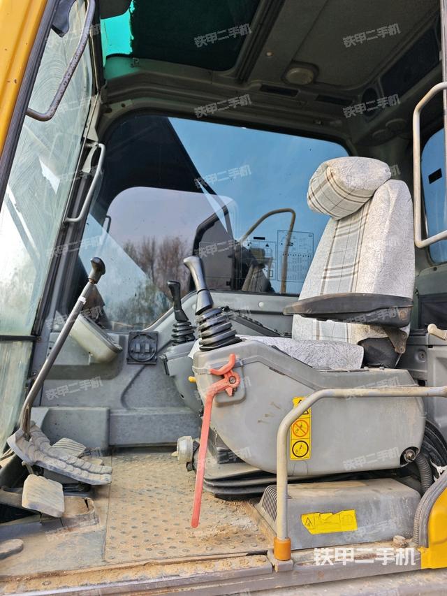 駕駛室整體(整機外觀) 駕駛室整體(整機外觀)