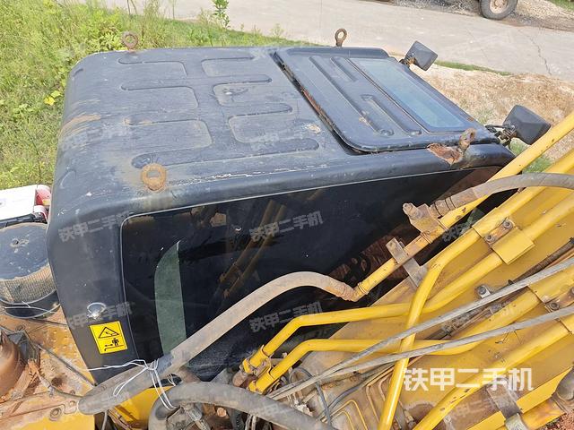 駕駛室頂部(整機(jī)外觀) 駕駛室頂部(整機(jī)外觀)