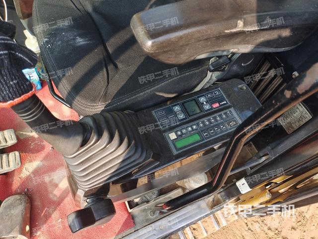 行走控制手柄和踏板?俯拍（駕駛室部分）