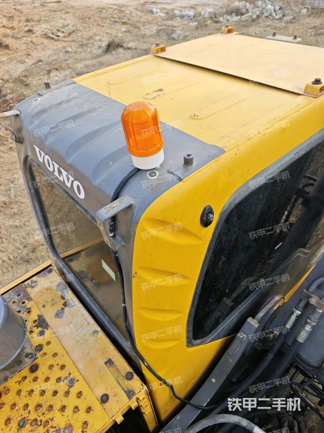 駕駛室頂部(整機外觀) 駕駛室頂部(整機外觀)