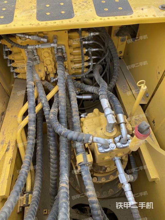 回轉(zhuǎn)馬達(dá)和主控閥（整機(jī)外觀）