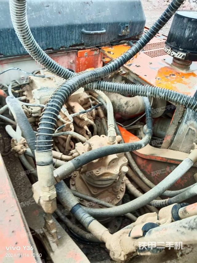 回轉(zhuǎn)馬達(dá)和主控閥（整機(jī)外觀）