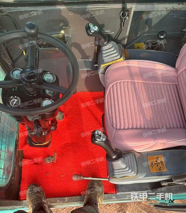 座椅右側(cè)控制臺(tái)/鑰匙門/油門/含右手柄（駕駛室部分）