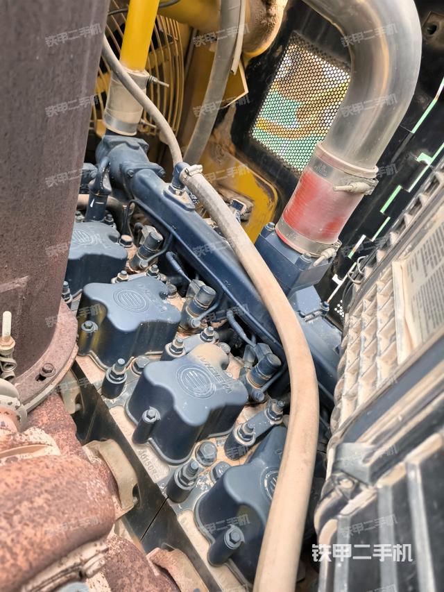 發(fā)動機左側(cè)全景（推土機發(fā)動機艙）