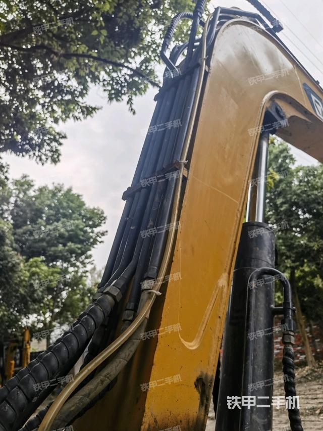 大臂背部俯視(工作和回轉(zhuǎn)裝置) 大臂背部俯視(工作和回轉(zhuǎn)裝置)