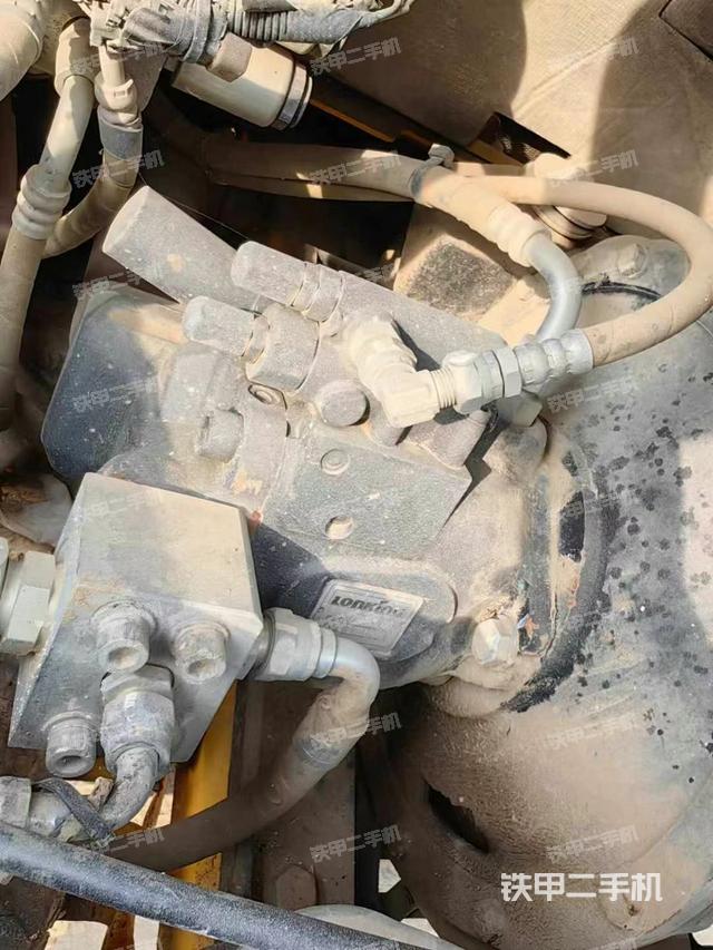 液壓泵艙室正面整體（整機外觀）