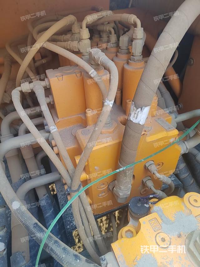 回轉(zhuǎn)馬達(dá)和主控閥（整機(jī)外觀）