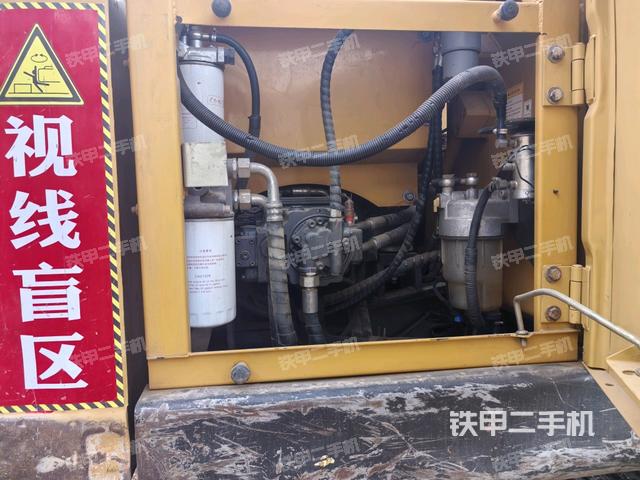 液壓泵艙室正面整體(整機外觀) 液壓泵艙室正面整體(整機外觀)