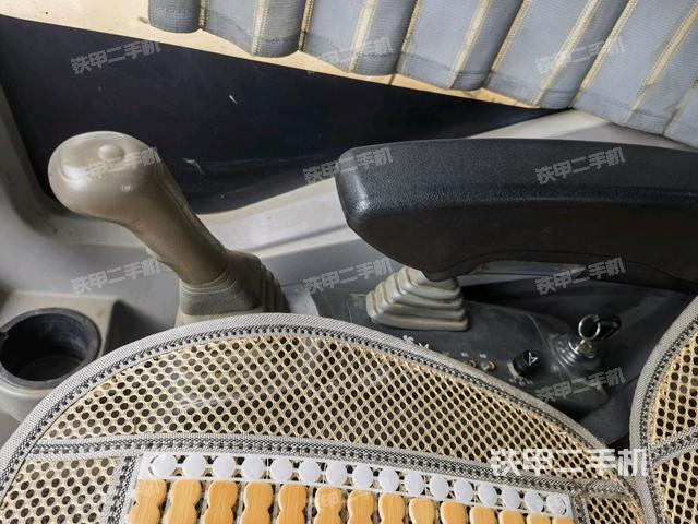 座椅右側(cè)控制臺/鑰匙門/油門/含右手柄(駕駛室部分) 座椅右側(cè)控制臺/鑰匙門/油門/含右手柄(駕駛室部分)