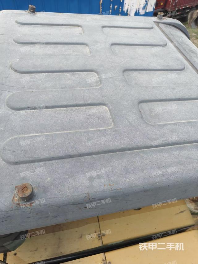 駕駛室頂部(整機(jī)外觀) 駕駛室頂部(整機(jī)外觀)