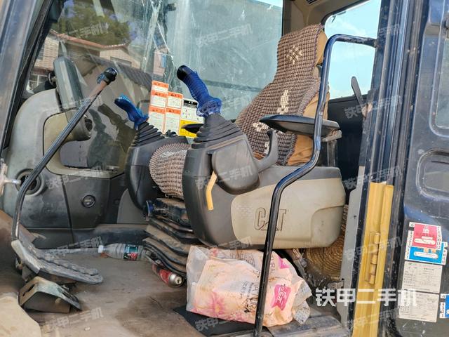 行走控制手柄和踏板?俯拍（駕駛室部分）