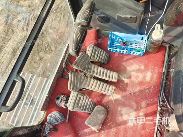 座椅右側(cè)控制臺(tái)/鑰匙門(mén)/油門(mén)/含右手柄（駕駛室部分）