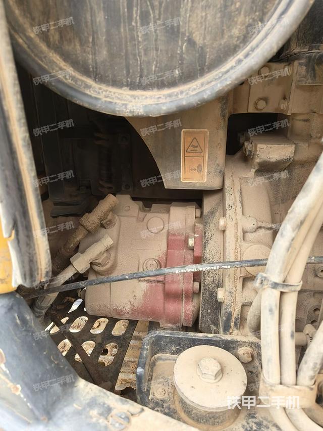 液壓泵艙室正面整體(整機(jī)外觀) 液壓泵艙室正面整體(整機(jī)外觀)