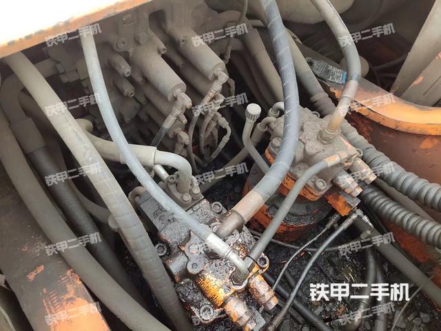 回轉(zhuǎn)馬達(dá)和主控閥(整機(jī)外觀) 回轉(zhuǎn)馬達(dá)和主控閥(整機(jī)外觀)