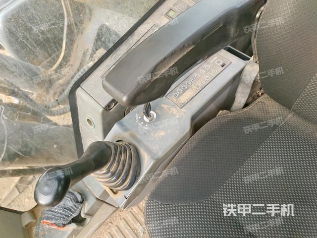 座椅右側(cè)控制臺/鑰匙門/油門/含右手柄(駕駛室部分) 座椅右側(cè)控制臺/鑰匙門/油門/含右手柄(駕駛室部分)