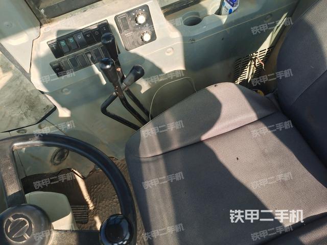 操作桿  檔位(駕駛室部分) 操作桿  檔位(駕駛室部分)