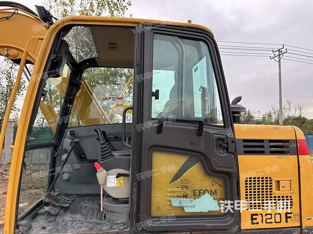 駕駛室整體(整機外觀) 駕駛室整體(整機外觀)