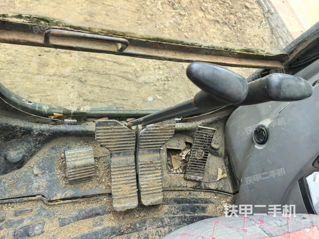 行走控制手柄和踏板?俯拍（駕駛室部分）