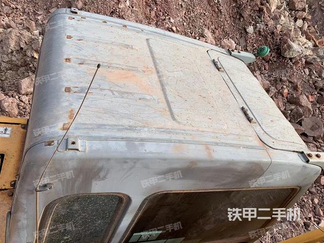 駕駛室頂部(整機(jī)外觀) 駕駛室頂部(整機(jī)外觀)