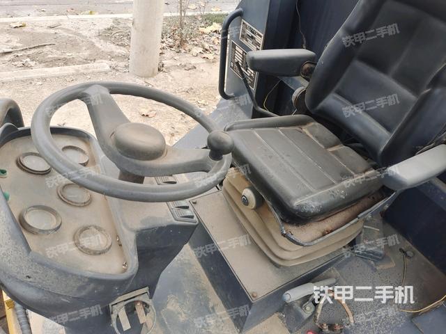 駕駛室側(cè)向上照全景（壓路機(jī)駕駛室）