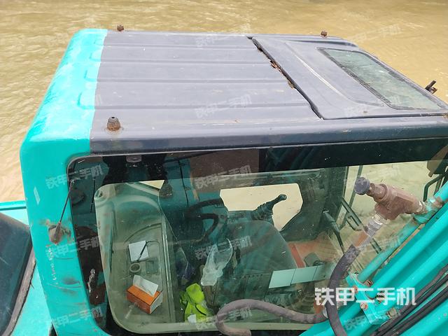 駕駛室頂部（整機外觀）