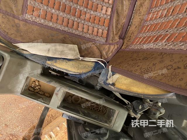 行走控制手柄和踏板?俯拍（駕駛室部分）