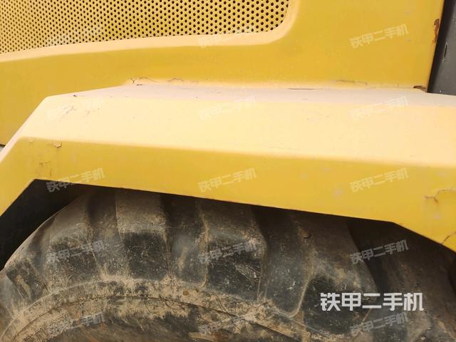 前輪左側(cè)減震塊連接及部件（壓路機(jī)前后車架）