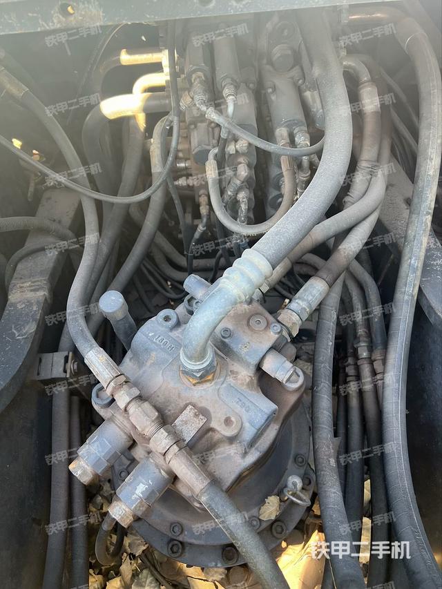 回轉(zhuǎn)馬達(dá)和主控閥(整機(jī)外觀) 回轉(zhuǎn)馬達(dá)和主控閥(整機(jī)外觀)