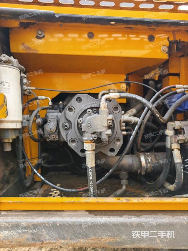 液壓泵艙室正面整體（整機外觀）