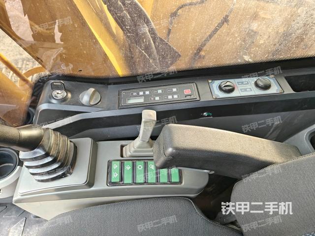座椅右側(cè)控制臺(tái)/鑰匙門/油門/含右手柄(駕駛室部分) 座椅右側(cè)控制臺(tái)/鑰匙門/油門/含右手柄(駕駛室部分)