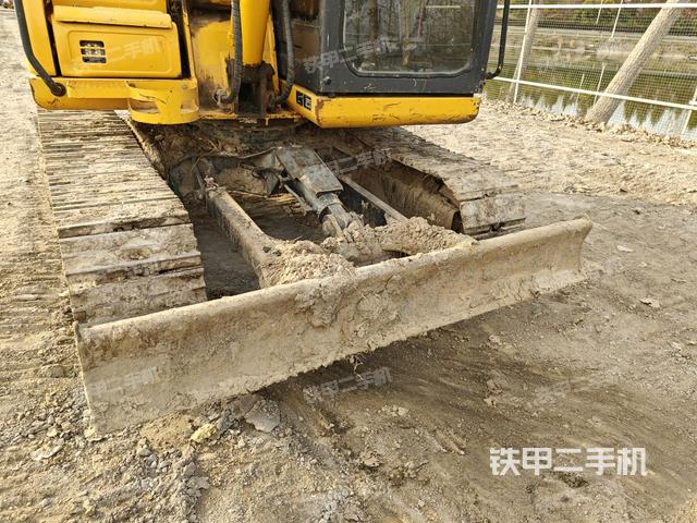 轉(zhuǎn)盤和下車架正前(工作和回轉(zhuǎn)裝置) 轉(zhuǎn)盤和下車架正前(工作和回轉(zhuǎn)裝置)