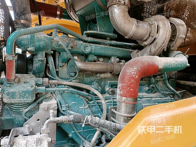 發(fā)動機(jī)右側(cè)（整機(jī)外觀及大件）