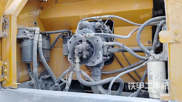 液壓泵艙室正面整體（整機外觀）