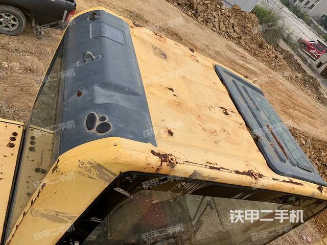 駕駛室頂部(整機(jī)外觀) 駕駛室頂部(整機(jī)外觀)