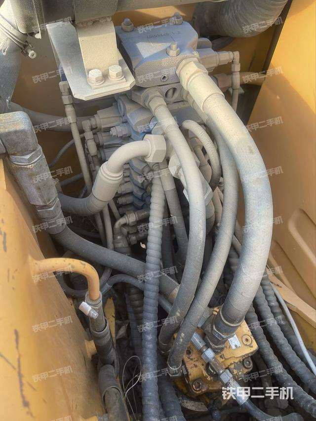 回轉(zhuǎn)馬達(dá)和主控閥（整機外觀）