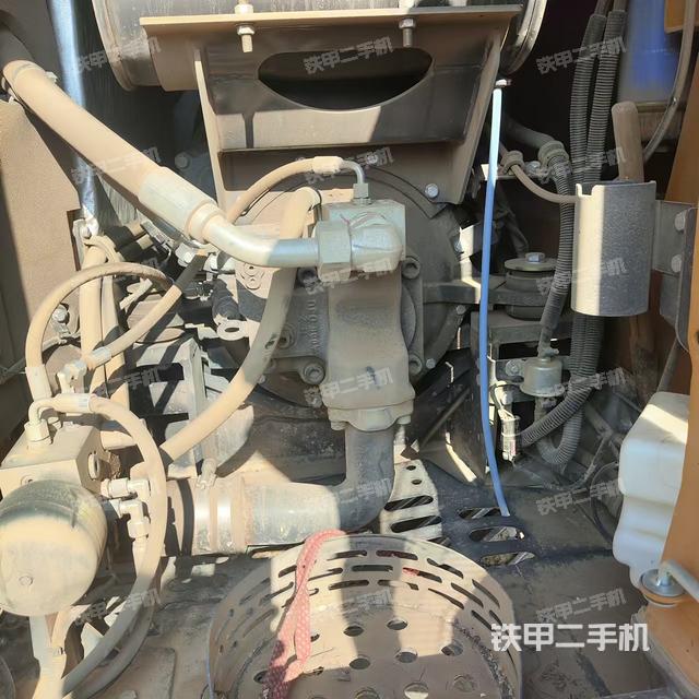 回轉(zhuǎn)馬達和主控閥(整機外觀) 回轉(zhuǎn)馬達和主控閥(整機外觀)