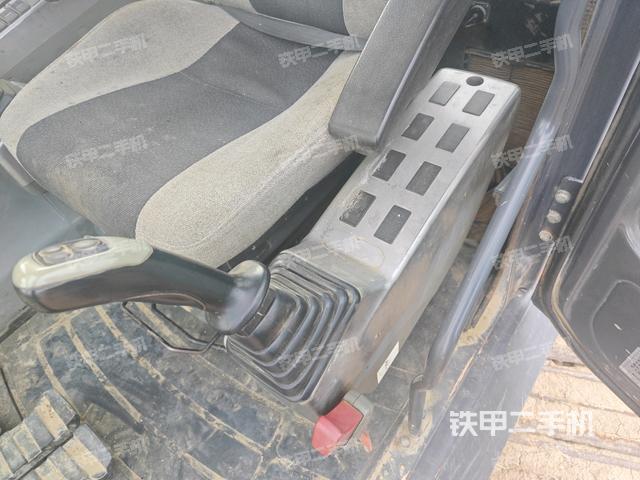 座椅左側(cè)控制臺/音響/含左手柄(駕駛室部分) 座椅左側(cè)控制臺/音響/含左手柄(駕駛室部分)