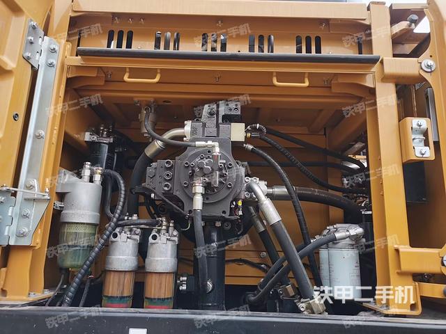 液壓泵艙室正面整體（整機外觀）