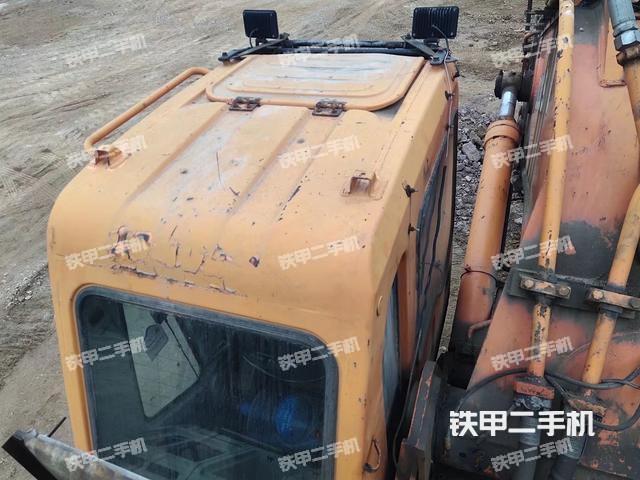 駕駛室頂部(整機(jī)外觀) 駕駛室頂部(整機(jī)外觀)