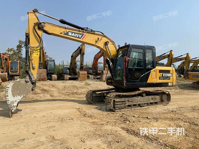 駕駛室整體(整機(jī)外觀) 駕駛室整體(整機(jī)外觀)