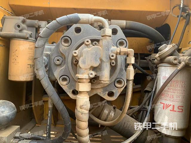 液壓泵艙室正面整體(整機外觀) 液壓泵艙室正面整體(整機外觀)
